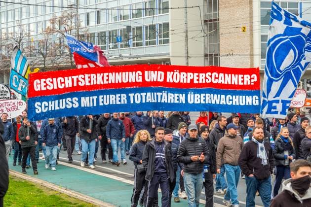 Large soccer pandemic in Leipzig Over 10,000 fans set an example Leipzig experienced one of the largest soccer pandemics in recent years at the weekend More than 10,000 supporters from almost all major clubs marched united along the city centre ring road to draw attention to the growing dissatisfaction with security policy decisions The demonstration was announced well in advance and mobilized Ultras from all over Germany, fan clubs, families and occasional visitors who wanted to stand up together for a diverse and self-determined fan culture The city was characterized for hours by a colourful, loud and so far peaceful procession A large police contingent accompanied the route with units from several federal states Many fans nevertheless criticized the massive deployment, Many fans nevertheless criticized the massive deployment, which they perceive as an expression of a general mistrust of the scene At the heart of the criticism was the current line taken by the conference of interior ministers Fans fear that fan culture and security risks are increasingly being equated, triggered by stricter surveillance measures, expanded data collection and the discussion about personalized tickets, In their view, this is consolidating a climate in which regular stadium visitors come under general suspicion and freedoms are gradually restricted The demonstration showed a rare unity within the fan scene Rivalries hardly played a role on this day Instead, common concerns were in the foreground Many participants demand a political approach that is based on dialogue, creates clear and comprehensible rules and recognizes the importance of fan culture as a social element In the la
