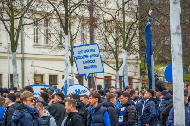 Large soccer pandemic in Leipzig Over 10,000 fans set an example Leipzig experienced one of the largest soccer pandemics in recent years at the weekend More than 10,000 supporters from almost all major clubs marched united along the city centre ring road to draw attention to the growing dissatisfaction with security policy decisions The demonstration was announced well in advance and mobilized Ultras from all over Germany, fan clubs, families and occasional visitors who wanted to stand up together for a diverse and self-determined fan culture The city was characterized for hours by a colourful, loud and so far peaceful procession A large police contingent accompanied the route with units from several federal states Many fans nevertheless criticized the massive deployment, Many fans nevertheless criticized the massive deployment, which they perceive as an expression of a general mistrust of the scene At the heart of the criticism was the current line taken by the conference of interior ministers Fans fear that fan culture and security risks are increasingly being equated, triggered by stricter surveillance measures, expanded data collection and the discussion about personalized tickets, In their view, this is consolidating a climate in which regular stadium visitors come under general suspicion and freedoms are gradually restricted The demonstration showed a rare unity within the fan scene Rivalries hardly played a role on this day Instead, common concerns were in the foreground Many participants demand a political approach that is based on dialogue, creates clear and comprehensible rules and recognizes the importance of fan culture as a social element In the la