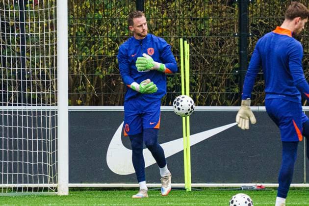2025-11-16 Training session of the Netherlands national team, Nationalteam ZEIST, NETHERLANDS - NOVEMBER 16: Mark Flekken of Netherlands throws a ball during the Training session of the Netherlands national team at KNVB Campus on November 16, 2025 in Zeist, Netherlands. Zeist KNVB Campus Netherlands Content not available for redistribution in The Netherlands directly or indirectly through any third parties. Copyright: xGabrielxCalvinoxAlonsox