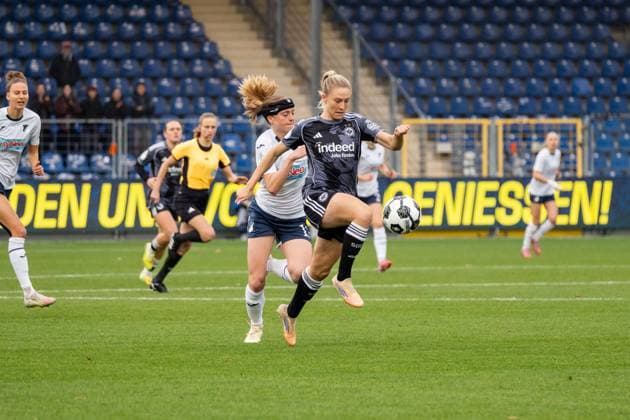 Match scene, duel, dribbling, f l Wielle Douma TSG 1899 Hoffenheim, 13 , Rebecka Blomqvist Eintracht Frankfurt, 28 , GER, TSG 1899 Hoffenheim vs Eintracht Frankfurt, Football, DFB Pokal der Frauen, Achtelfinale, Saison 2025 2026, 16 11 2025, DFB REGULATES PROHIBIT ANY USE OF PHOTOGRAPHS AS IMAGE SEQUENCES AND OR QUASI VIDEO, GER, TSG 1899 Hoffenheim vs Eintracht Frankfurt, Football, Womens DFB Cup, Round of 16, Season 2025 2026, 16 11 2025 Sinsheim Hoffenheim Copyright: xEibner-Pressefoto Jan-NiclasxGrox EP_JGG