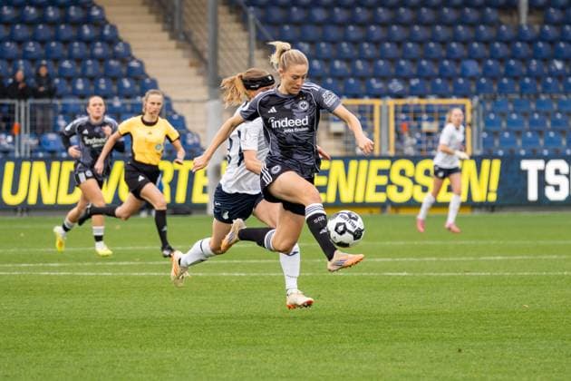 Match scene, duel, dribbling, f l Wielle Douma TSG 1899 Hoffenheim, 13 , Rebecka Blomqvist Eintracht Frankfurt, 28 , GER, TSG 1899 Hoffenheim vs Eintracht Frankfurt, Football, DFB Pokal der Frauen, Achtelfinale, Saison 2025 2026, 16 11 2025, DFB REGULATES PROHIBIT ANY USE OF PHOTOGRAPHS AS IMAGE SEQUENCES AND OR QUASI VIDEO, GER, TSG 1899 Hoffenheim vs Eintracht Frankfurt, Football, Womens DFB Cup, Round of 16, Season 2025 2026, 16 11 2025 Sinsheim Hoffenheim Copyright: xEibner-Pressefoto Jan-NiclasxGrox EP_JGG