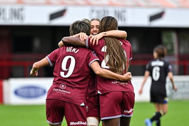 Katrina Gorry (22 West Ham Captain) celebrates with her teammates the third goal during the Barclays Women s Super League match between West Ham United and Everton at Chigwell Construction Stadium on November 16, 2025 in Dagenham, England. Copyright: xYaroslavxDunkax xSPPx Sportspressphoto_SPR62474