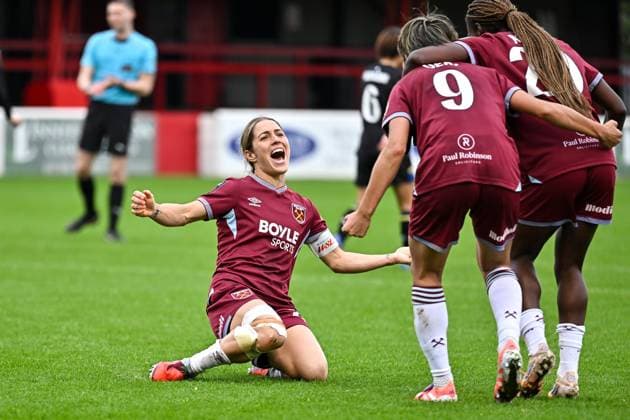 Katrina Gorry (22 West Ham Captain) celebrates with her teammates the third goal during the Barclays Women s Super League match between West Ham United and Everton at Chigwell Construction Stadium on November 16, 2025 in Dagenham, England. Copyright: xYaroslavxDunkax xSPPx Sportspressphoto_SPR62477
