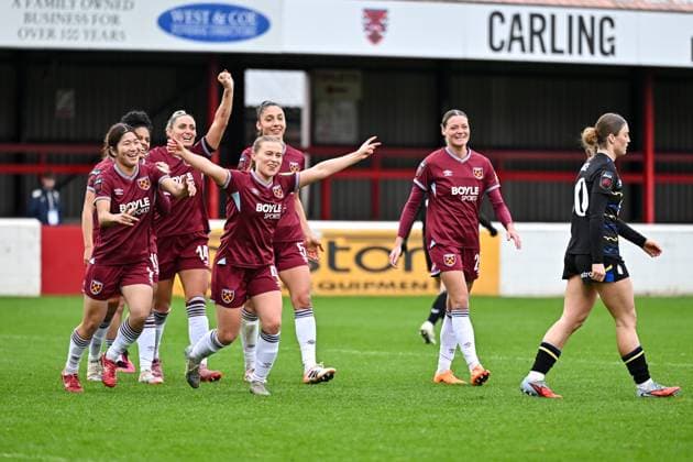 West Ham team celebrates the third goal during the Barclays Women s Super League match between West Ham United and Everton at Chigwell Construction Stadium on November 16, 2025 in Dagenham, England. Copyright: xYaroslavxDunkax xSPPx Sportspressphoto_SPR62481