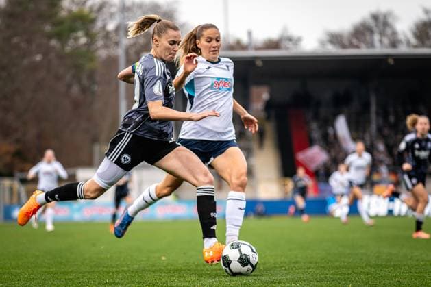 DFB Cup Women TSG Hoffenheim Eintracht Frankfurt 16 11 2025 Lisann Kaut 4 TSG Hoffenheim Women in a duel with Laura Freigang 10 Eintracht Frankfurt for the ball DFB Cup Women TSG Hoffenheim vs Eintracht Frankfurt, at Dietmar Hopp Stadium in Hoffenheim Copyright: xBEAUTIFULxSPORTS Gelhardtx