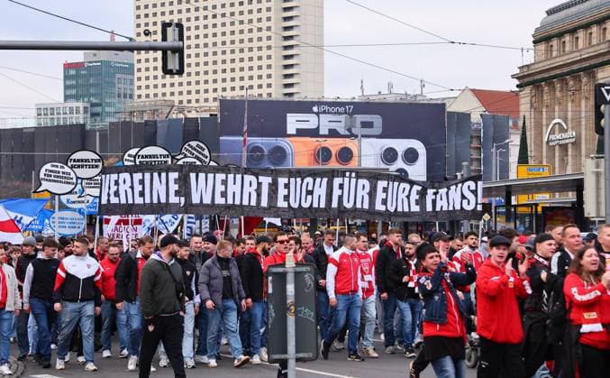 Fandemo in Leipzig Leipzig, 16 11 2025, city center, FUSSBALL FANDEMO , Football is safe Yes to fan culture Fan and Ultra scenes from all over Germany demonstrate together for their interests , Picture Point