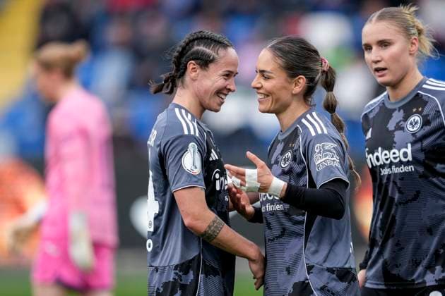 from left Geraldine Reuteler SGE, 14 , goal scorer Ereleta Memeti SGE, 27 , Jella Veit SGE, 25 , players of Eintracht Frankfurt SGE , cheer about the goal to 2 4, jubilation, goal celebration, celebrate the goal, goal, celebration, cheers about the goal, rejoicing, joy, rejoices, optimistic, positive, game scene, highlight, action, 16 11 2025, Sinsheim Hoffenheim Germany , soccer, DFB Cup Women, round of 16, TSG 1899 Hoffenheim Eintracht Frankfurt, DFB DFL REGULATIONS PROHIBIT ANY USE OF PHOTOGRAPHS AS IMAGE SEQUENCES AND OR QUASI VIDEO xozx