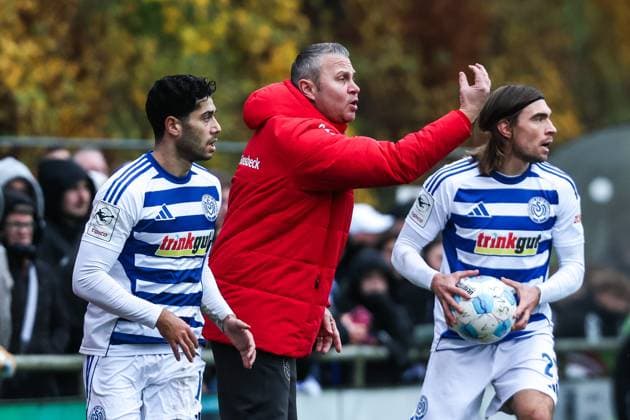 Sport, Football, FVN Niederreinpokal Season 2025 2026 Quarter-finals SV Sonsbeck MSV Duisburg 16 11 2025, Willy Lemkens Sportpark Heinrich Losing Coach Sonsbeck Sonsbeck Willy Lemkens Sportpark Nordrhein Westfalen Germany