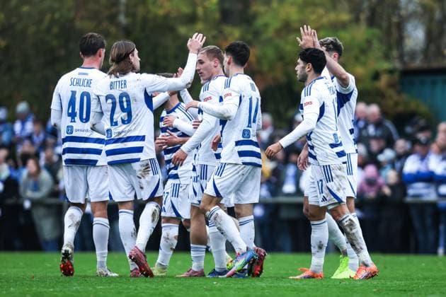 Sport, Soccer, FVN Niederreinpokal Season 2025 2026 Quarterfinals SV Sonsbeck MSV Duisburg 16 11 2025, Willy Lemkens Sportpark Goal celebration MSV Duisburg after the goal to 1 0 by Florian Krüger MSV Duisburg, 26 , the players are happy Sonsbeck Willy Lemkens Sportpark Nordrhein Westfalen Germany