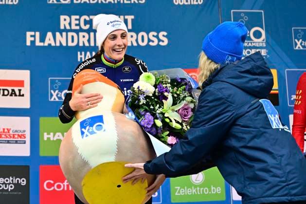 X2O Badkamers Trofee 2025-2026 Hamme HAMME, BELGIUM - NOVEMBER 16 : Brand Lucinda of Baloise Glowi Lions pictured during the podium ceremony of the 3rd leg of the Flandriencross X2O Badkamers Trofee 2025-2026 a cyclocross race for Women Elite on November 16, 2025 in Hamme, Belgium, 16 11 2025 ( Hamme Belgium  Copyright: xPeterxDexVoechtx