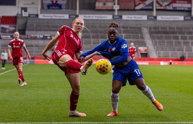 Football - FA Women™s Super League - Liverpool FC Women v Chelsea FC Women ST HELENS, ENGLAND - Sunday, November 16, 2025: Liverpool s Ceri Holland (L) is challenged by Chelsea s Wieke Kaptein during the FA Women™s Super League match between Liverpool FC Women and Chelsea FC Women at the St Helens Stadium. (Photo by David Rawcliffe Propaganda) ST HELENS St Helens Stadium MERSEYSIDE ENGLAND  Copyright: xPropagandax P2025-11-16-Liverpool_W_Chelsea_W-43