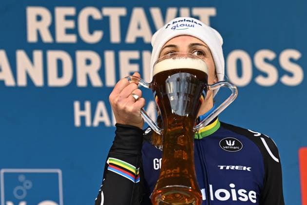 Winner Dutch Lucinda Brand celebrates on the podium of the women elite race of the Flandriencross cyclocross cycling event, stage 3 8 in the X20 Badkamers Trofee competition, Sunday 16 November 2025 in Hamme. DAVIDxPINTENS  x141974076x