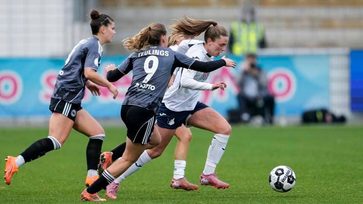 v li Noemi Ivelj SGE, 4 , Jarne Teulings SGE, 9 , Valesca Ampoorter TSG, 18 , duel, duel, tackle, tackling, dynamics, action, action, 16 11 2025, Sinsheim Hoffenheim Germany , Soccer, Womens DFB Cup, Round of 16, TSG 1899 Hoffenheim Eintracht Frankfurt, DFB DFL REGULATIONS PROHIBIT ANY USE OF PHOTOGRAPHS AS IMAGE SEQUENCES AND OR QUASI VIDEO xozx