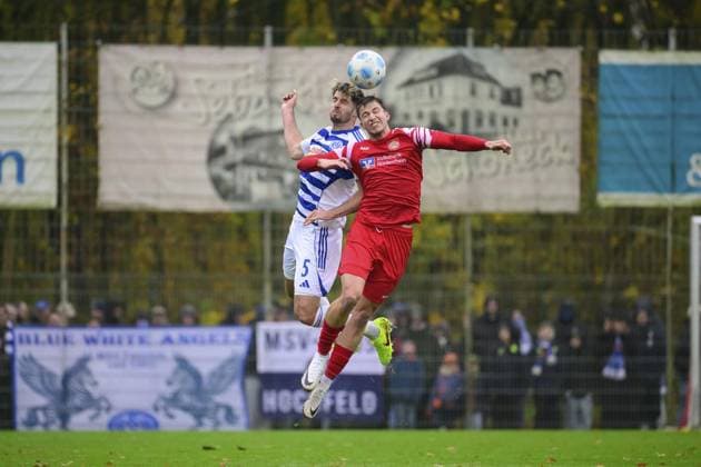 Niederrheinpokal SV Sonsbeck MSV Duisburg FOR EDITORIAL PURPOSES ONLY p Soccer Niederrheinpokal SV Sonsbeck MSV Duisburg on 16 11 25 in the Willy Lemkens Sportpark in Sonsbeck Tobias Fleckstein Duisburg ,left Niklas Binn,right Duisburg Copyright JakobxKlos Copyright: JakobxKlos doc83adtufb6r619asclbds ,EDITORIAL USE ONLY Copyright: JakobxKlos