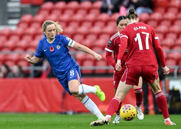 St Helens, England, 16th November 2025. Erin Cuthbert of Chelsea pass is blocked by Jenna Clark of Liverpool during the Liverpool FC Women vs Chelsea Women Barclays Women s Super League match at the Totally Wicked Stadium, St Helens. Picture credit should read: Cody Froggatt Sportimage EDITORIAL USE ONLY. No use with unauthorised audio, video, data, fixture lists, club league logos or live services. Online in-match use limited to 120 images, no video emulation. No use in betting, games or single club league player publications. SPI_023_CF_LIVERPOOL_FC_WOMEN_V_CHELSEA_WOMEN SPI-4287-0024
