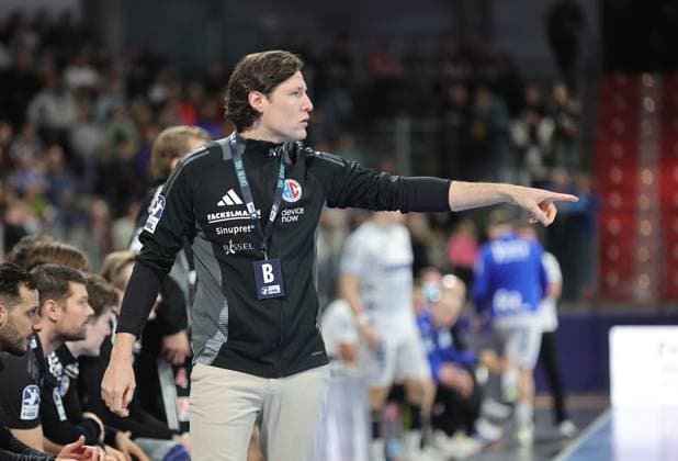 16 11 2025 Handball 1 Bundesliga DAIKIN HBL Season 2025 2026 12 Matchday HC Erlangen Metropolregion Nuremberg HCE TBV Lemgo Lippe DaMa xdaxmax Johannes Sellin Coach HC Erlangen HCE indicates gestures directs gives instructions