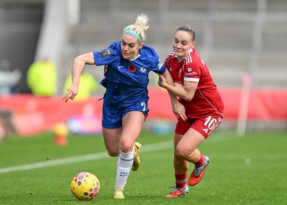 St Helens, England, 16th November 2025. Lily Woodham of Liverpool battles with Ellie Carpenter of Chelsea during the Liverpool FC Women vs Chelsea Women Barclays Women s Super League match at the Totally Wicked Stadium, St Helens. Picture credit should read: Cody Froggatt Sportimage EDITORIAL USE ONLY. No use with unauthorised audio, video, data, fixture lists, club league logos or live services. Online in-match use limited to 120 images, no video emulation. No use in betting, games or single club league player publications. SPI_027_CF_LIVERPOOL_FC_WOMEN_V_CHELSEA_WOMEN SPI-4287-0028