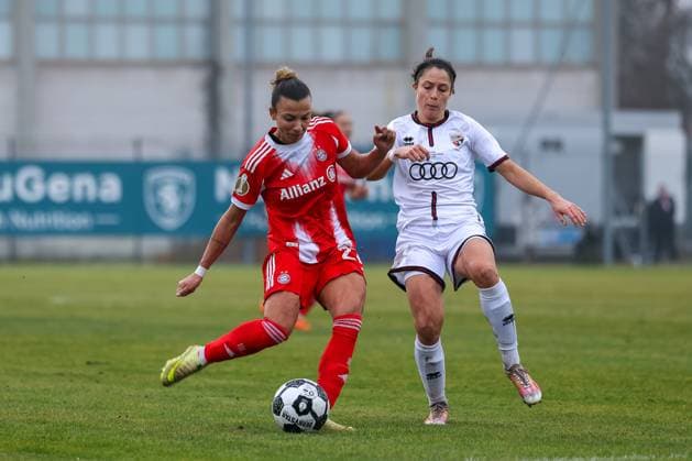 Arianna Caruso FC Bayern Muenchen, 27 with Annika Koemm FC Ingolstadt 04, 28 ,, GER, FC Ingolstadt 04 vs FC Bayern Muenchen, Soccer, DFB Pokal Women, Round of 16, Season 2025 2026, 16 11 2025, DFB REGULATES PROHIBIT ANY USE OF PHOTOGRAPHS AS IMAGE SEQUENCES AND OR QUASI VIDEO, GER, FC Ingolstadt 04 vs FC Bayern Muenchen, Football, DFB Cup Women, Round of 16, Season 2025 2026, 16 11 2025 Ingolstadt Copyright: xEibner-Pressefoto JennixMaulx EP_JML