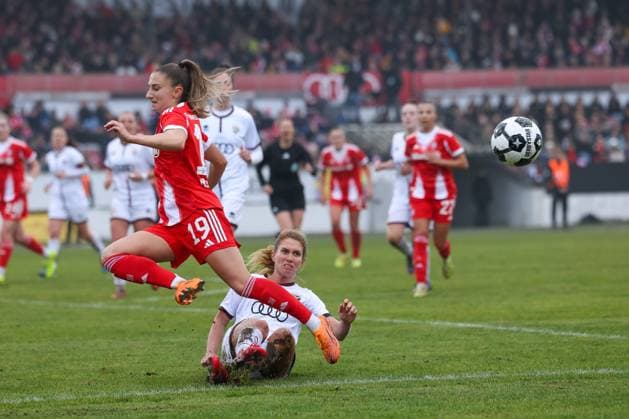 Leonie Haberaecker FC Ingolstadt 04, 13 with Katharina Naschenweng FC Bayern Muenchen, 19 , GER, FC Ingolstadt 04 vs FC Bayern Muenchen, Soccer, DFB Pokal Women, Round of 16, Season 2025 2026, 16 11 2025, DFB REGULATES PROHIBIT ANY USE OF PHOTOGRAPHS AS IMAGE SEQUENCES AND OR QUASI VIDEO, GER, FC Ingolstadt 04 vs FC Bayern Muenchen, Football, DFB Cup Women, Round of 16, Season 2025 2026, 16 11 2025 Ingolstadt Copyright: xEibner-Pressefoto JennixMaulx EP_JML