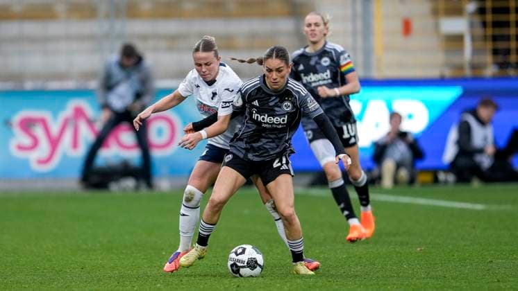 v li Laura Gloning TSG, 20 , Ereleta Memeti SGE, 27 , duel, duel, tackle, tackling, dynamics, action, action, 16 11 2025, Sinsheim Hoffenheim Germany , Football, Womens DFB Cup, Round of 16, TSG 1899 Hoffenheim Eintracht Frankfurt, DFB DFL REGULATIONS PROHIBIT ANY USE OF PHOTOGRAPHS AS IMAGE SEQUENCES AND OR QUASI VIDEO xozx