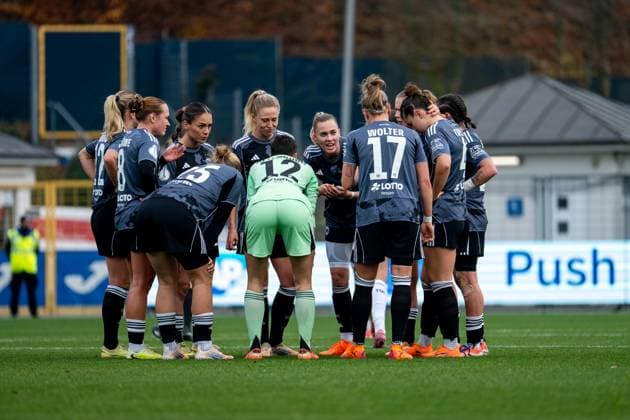 Laura Freigang Eintracht Frankfurt, 10 speaks to the team around Lina Altenburg Eintracht Frankfurt, 12 , Lina Altenburg Eintracht Frankfurt, 12 , Geraldine Reuteler Eintracht Frankfurt, 14 , Rebecka Blomqvist Eintracht Frankfurt, 28 , Ereleta Memeti Eintracht Frankfurt, 27 , Lisann Graewe Eintracht Frankfurt, 08 , GER, TSG 1899 Hoffenheim vs Eintracht Frankfurt, Football Women DFB Pokal, Round of 16, Season 2025 2026, 16 11 2025 DFB regulations prohibit any use of photographs as image sequences and or quasi video GER, TSG 1899 Hoffenheim vs Eintracht Frankfurt, Football Women DFB Pokal, Round of 16, Season 2025 2026, 16 11 2025 Hoffenheim Copyright: xEibner-Pressefoto Memmlerx EP_MMR