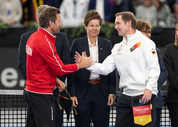 Billie Jean King Cup 2025 Play Offs, TC Ismaning, Munich, Germany, Team Germany and Team Belgium Belgium, R L Team Belgium Captain Wim Fissette and Team Germany Captain Rainer Schuettler exchange pennants Tennis Billie Jean King Cup 2025 ITF Billie Jean King Cup TC Ismaning Ismaning Bavaria Germany November 16, 2025 Copyright: xJuergenxHasenkopfx