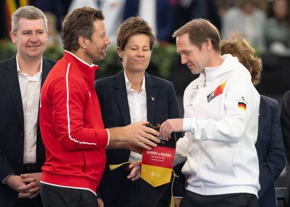 Billie Jean King Cup 2025 Play Offs, TC Ismaning, Munich, Germany, Team Germany and Team Belgium Belgium, R L Team Belgium Captain Wim Fissette and Team Germany Captain Rainer Schuettler exchange pennants Tennis Billie Jean King Cup 2025 ITF Billie Jean King Cup TC Ismaning Ismaning Bavaria Germany November 16, 2025 Copyright: xJuergenxHasenkopfx