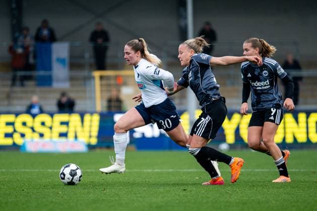 Nadine Bitzer TSG Hoffenheim, 30 in duel with Pia Sophie Wolter Eintracht Frankfurt, 17 , Jarne Teulings Eintracht Frankfurt, 09 , GER, TSG 1899 Hoffenheim vs Eintracht Frankfurt, Soccer Women DFB Cup, Round of 16, Season 2025 2026, 16 11 2025 DFB regulations prohibit any use of photographs as image sequences and or quasi video GER, TSG 1899 Hoffenheim vs Eintracht Frankfurt, Fußball Frauen DFB Pokal, Achtelfinale, Saison 2025 2026, 16 11 2025 Hoffenheim Copyright: xEibner-Pressefoto Memmlerx EP_MMR
