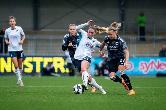 Nadine Bitzer TSG Hoffenheim, 30 in duel with Pia Sophie Wolter Eintracht Frankfurt, 17 , GER, TSG 1899 Hoffenheim vs Eintracht Frankfurt, Football Women DFB Pokal, Round of 16, Season 2025 2026, 16 11 2025 DFB regulations prohibit any use of photographs as image sequences and or quasi video GER, TSG 1899 Hoffenheim vs Eintracht Frankfurt, Football Women DFB Pokal, Round of 16, Season 2025 2026, 16 11 2025 Hoffenheim Copyright: xEibner-Pressefoto Memmlerx EP_MMR