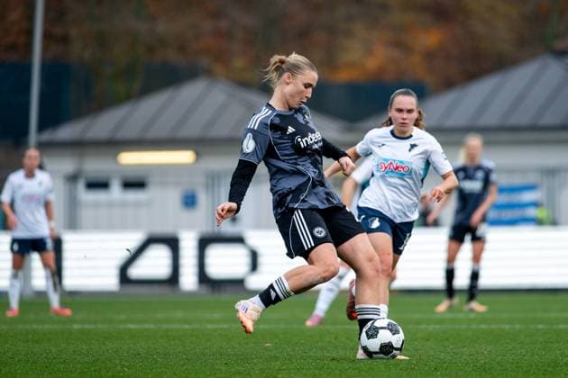 Jella Veit Eintracht Frankfurt, 25 on the ball in front of Marie Steiner TSG Hoffenheim, 19 , GER, TSG 1899 Hoffenheim vs Eintracht Frankfurt, Football Women DFB Pokal, Round of 16, 2025 2026 season, 16 11 2025 DFB regulations prohibit any use of photographs as image sequences and or quasi video GER, TSG 1899 Hoffenheim vs Eintracht Frankfurt, Football Women DFB Pokal, Round of 16, 2025 2026 season, 16 11 2025 Hoffenheim Copyright: xEibner-Pressefoto Memmlerx EP_MMR