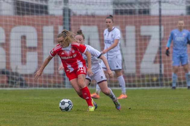 Ingolstadt, Germany 16 November 2025 DFB Pokal Women 1 8 Final 2025 2026 FC Ingolstadt 04 vs FC Bayern Munich Pictured from left in a duel Barbara Dunst FCB and Emma Kusch FCI ESV Stadion Bayern Copyright: xFotostandx xSchäferx