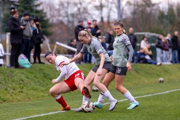 Regionalliga Nordost Frauen RB Leipzig II vs 1 FFV Erfurt Leipzig 16 11 2025 Janita Jolien Kramer 28 RasenBallsport Leipzig II vs Maja Felicitas Bauerschmidt 10 1 FFV Erfurt and Tessa Berger 16 1 FFV Erfurt behind Regionalliga Nordost Frauen RB Leipzig II vs 1 FFV Erfurt Sportanlage Gontardweg GF 1 16 11 2025 Copyright: xBEAUTIFULxSPORTS Duehringx