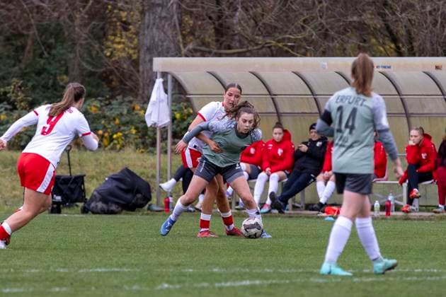 Regionalliga Nordost Frauen RB Leipzig II vs 1 FFV Erfurt Leipzig 16 11 2025 Greta Christine Böhme 23 RasenBallsport Leipzig II vs Jasmin Sautter 4 1 FFV Erfurt Regionalliga Nordost Frauen RB Leipzig II vs 1 FFV Erfurt Sportanlage Gontardweg GF 1 16 11 2025 Copyright: xBEAUTIFULxSPORTS Duehringx