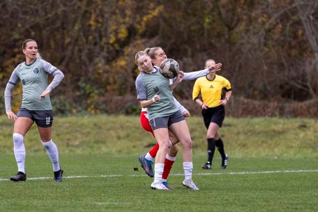 Regionalliga Nordost Frauen RB Leipzig II vs 1 FFV Erfurt Leipzig 16 11 2025 Maja Felicitas Bauerschmidt 10 1 FFV Erfurt vs Zoe Werner 2 RasenBallsport Leipzig II Regionalliga Nordost Frauen RB Leipzig II vs 1 FFV Erfurt Sportanlage Gontardweg GF 1 16 11 2025 Copyright: xBEAUTIFULxSPORTS Duehringx