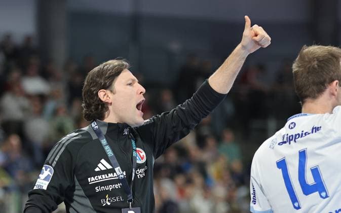 16 11 2025 Handball 1 Bundesliga DAIKIN HBL Season 2025 2026 12 Matchday HC Erlangen Metropolregion Nuremberg HCE TBV Lemgo Lippe DaMa xdaxmax Johannes Sellin Coach HC Erlangen HCE shows thumbs up Thumbs up
