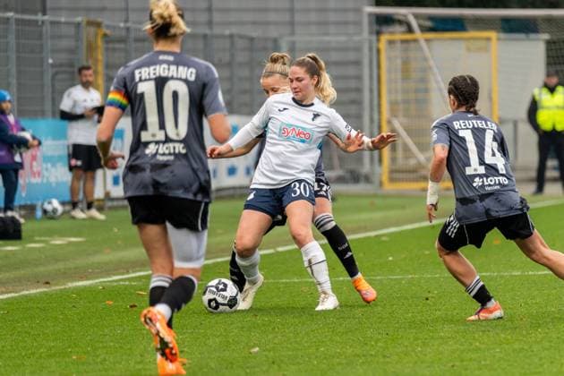 Match scene, duel, f l Laura Freigang Eintracht Frankfurt, 10 , Pia Sophie Wolter Eintracht Frankfurt, 17 , Nadine Bitzer TSG 1899 Hoffenheim, 30 , Geraldine Reuteler Eintracht Frankfurt, 14 , GER, TSG 1899 Hoffenheim vs Eintracht Frankfurt, Soccer, DFB Pokal der Frauen, Round of 16, Season 2025 2026, 16 11 2025, DFB REGULATIONS PROHIBIT ANY USE OF PHOTOGRAPHS AS IMAGE SEQUENCES AND OR QUASI VIDEO, GER, TSG 1899 Hoffenheim vs Eintracht Frankfurt, Football, Womens DFB Cup, Round of 16, Season 2025 2026, 16 11 2025 Sinsheim Hoffenheim Copyright: xEibner-Pressefoto Jan-NiclasxGrox EP_JGG