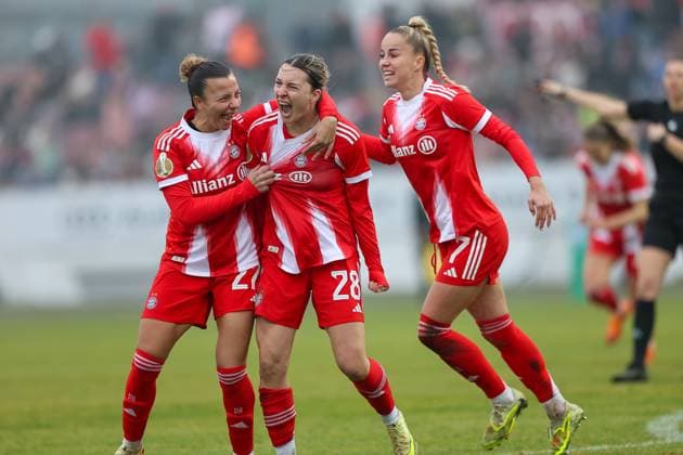 Celebration for the goal to 0 1 by Barbara Dunst FC Bayern Muenchen, 28 , with Arianna Caruso FC Bayern Muenchen, 27 and Giulia Gwinn FC Bayern Muenchen, 07 , GER, FC Ingolstadt 04 vs FC Bayern Muenchen, Soccer, DFB Pokal Frauen, Achtelfinale, Season 2025 2026, 16 11 2025, DFB REGULATES PROHIBIT ANY USE OF PHOTOGRAPHS AS IMAGE SEQUENCES AND OR QUASI VIDEO, GER, FC Ingolstadt 04 vs FC Bayern Muenchen, Football, DFB Cup Women, Round of 16, Season 2025 2026, 16 11 2025 Ingolstadt Copyright: xEibner-Pressefoto JennixMaulx EP_JML