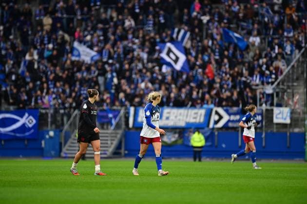 Soccer I Women I Season 2025 2026 I DFB Cup I Round of 16 I Hamburger SV Bayer 04 Leverkusen I 16 11 2025 Sophie Hillebrand 22, Hamburger SV , behind her the fans of Hamburger SV Women Hamburg Volksparkstadion Hamburg Germany Copyright: xLobeca FelixxSchlikisx