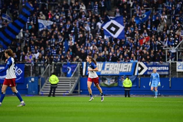 Soccer I Women I Season 2025 2026 I DFB Cup I Round of 16 I Hamburger SV Bayer 04 Leverkusen I 16 11 2025 Leni Marie Eggert 29, Hamburger SV in the background the fans Hamburg Volksparkstadion Hamburg Germany Copyright: xLobeca FelixxSchlikisx