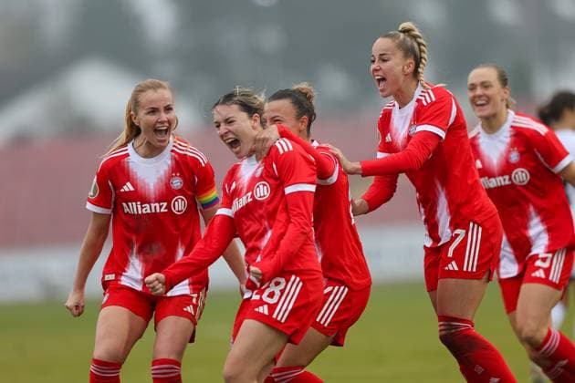 Celebration for the goal to 0 1 by Barbara Dunst FC Bayern Muenchen, 28 , with Arianna Caruso FC Bayern Muenchen, 27 and Giulia Gwinn FC Bayern Muenchen, 07 , Glodis Perla Viggosdottir FC Bayern Muenchen, 04 and Magdalena Eriksson FC Bayern Muenchen, 05 , GER, FC Ingolstadt 04 vs FC Bayern Muenchen, Football, DFB Pokal Women, Round of 16, Season 2025 2026, 16 11 2025, DFB REGULATES PROHIBIT ANY USE OF PHOTOGRAPHS AS IMAGE SEQUENCES AND OR QUASI VIDEO, GER, FC Ingolstadt 04 vs FC Bayern Muenchen, Football, DFB Pokal Women, Round of 16, Season 2025 2026, 16 11 2025 Ingolstadt Copyright: xEibner-Pressefoto JennixMaulx EP_JML