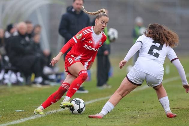 Giulia Gwinn FC Bayern Muenchen, 07 with Mara Winter FC Ingolstadt 04, 02 , GER, FC Ingolstadt 04 vs FC Bayern Muenchen, Soccer, DFB Pokal Women, Round of 16, Season 2025 2026, 16 11 2025, DFB REGULATES PROHIBIT ANY USE OF PHOTOGRAPHS AS IMAGE SEQUENCES AND OR QUASI VIDEO, GER, FC Ingolstadt 04 vs FC Bayern Muenchen, Football, DFB Cup Women, Round of 16, Season 2025 2026, 16 11 2025 Ingolstadt Copyright: xEibner-Pressefoto JennixMaulx EP_JML