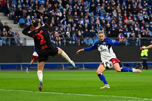 Soccer I Women I Season 2025 2026 I DFB Cup I Round of 16 I Hamburger SV Bayer 04 Leverkusen I 16 11 2025 Selina Ostermeier 2, Bayer 04 Leverkusen Sophie Hillebrand 22, Hamburger SV Schuss Hamburg Volksparkstadion Hamburg Germany Copyright: xLobeca FelixxSchlikisx