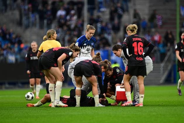 Soccer I Women I Season 2025 2026 I DFB Cup I Round of 16 I Hamburger SV Bayer 04 Leverkusen I 16 11 2025 Head hit, head injury Loreen Bender 19, Bayer 04 Leverkusen Hamburg Volksparkstadion Hamburg Germany Copyright: xLobeca FelixxSchlikisx