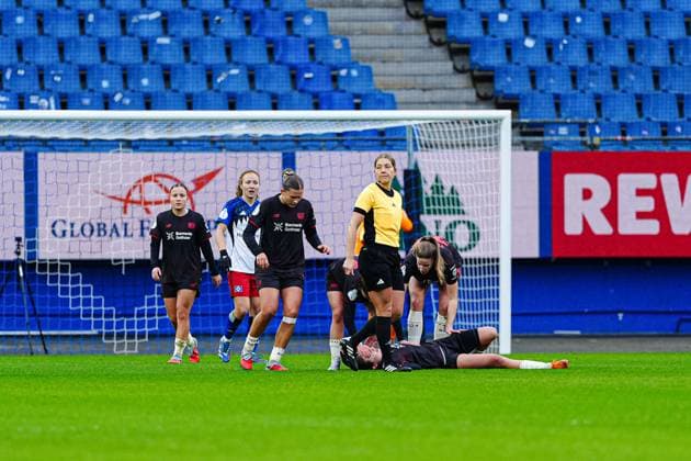 Injury Loreen Bender Bayer 04 Leverkusen, 19 GER, Hamburger SV vs Bayer 04 Leverkusen, Women, Football, DFB Cup, Round of 16, 2025 2026 season, 16 11 2025 GER, Hamburger SV vs Bayer 04 Leverkusen, Women, Football, DFB Cup, Round of 16, 2025 2026 season, 16 11 2025 Hamburg Copyright: xEibner-Pressefoto MarcelxvonxFehrnx EP_MFN