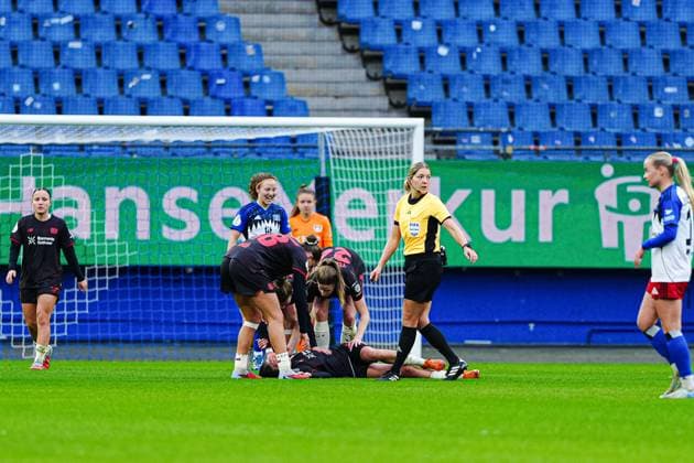 Injury Loreen Bender Bayer 04 Leverkusen, 19 GER, Hamburger SV vs Bayer 04 Leverkusen, Women, Football, DFB Cup, Round of 16, 2025 2026 season, 16 11 2025 GER, Hamburger SV vs Bayer 04 Leverkusen, Women, Football, DFB Cup, Round of 16, 2025 2026 season, 16 11 2025 Hamburg Copyright: xEibner-Pressefoto MarcelxvonxFehrnx EP_MFN