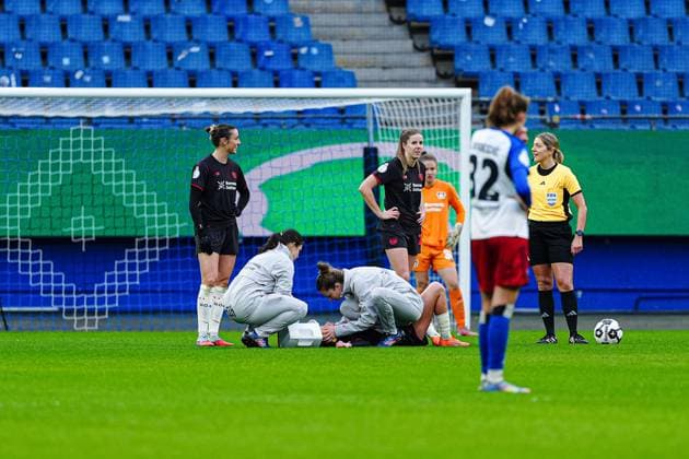 Injury Loreen Bender Bayer 04 Leverkusen, 19 GER, Hamburger SV vs Bayer 04 Leverkusen, Women, Football, DFB Cup, Round of 16, 2025 2026 season, 16 11 2025 GER, Hamburger SV vs Bayer 04 Leverkusen, Women, Football, DFB Cup, Round of 16, 2025 2026 season, 16 11 2025 Hamburg Copyright: xEibner-Pressefoto MarcelxvonxFehrnx EP_MFN