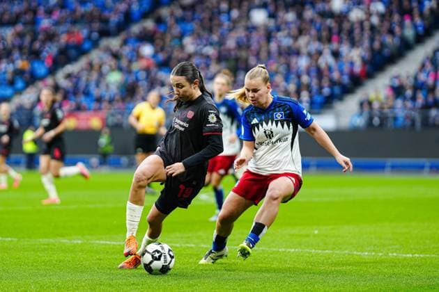 Loreen Bender Bayer 04 Leverkusen, 19 , Svea Stoldt Hamburger SV, 08 GER, Hamburger SV vs Bayer 04 Leverkusen, Women, Football, DFB Cup, Round of 16, 2025 2026 season, 16 11 2025 GER, Hamburger SV vs Bayer 04 Leverkusen, Women, Football, DFB Cup, Round of 16, 2025 2026 season, 16 11 2025 Hamburg Copyright: xEibner-Pressefoto MarcelxvonxFehrnx EP_MFN