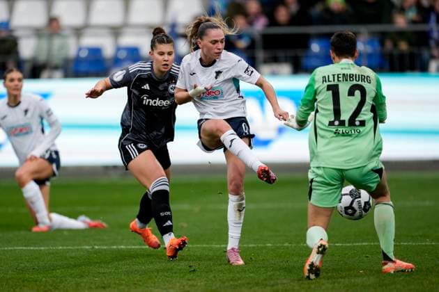 from left Noemi Ivelj SGE, 4 , goal scorer Jill Janssens TSG, 9 , Lina Altenburg goalkeeper, goalkeeper, SGE, 12 , scores the goal to 3 4 , goal, goal success, highlight, action, action, game scene, 16 11 2025, Sinsheim Hoffenheim Germany , Soccer, Womens DFB Cup, Round of 16, TSG 1899 Hoffenheim Eintracht Frankfurt, DFB DFL REGULATIONS PROHIBIT ANY USE OF PHOTOGRAPHS AS IMAGE SEQUENCES AND OR QUASI VIDEO xozx