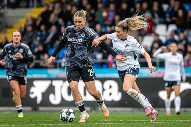 DFB Cup Women TSG Hoffenheim Eintracht Frankfurt 16 11 2025 Jella Veit 25 Eintracht Frankfurt with ball, while Janna Grimm 26 TSG Hoffenheim Women and Lisanne Gräwe 8 Eintracht Frankfurt defend DFB Cup Women TSG Hoffenheim against Eintracht Frankfurt, at Dietmar Hopp Stadium in Hoffenheim Copyright: xBEAUTIFULxSPORTS Gelhardtx