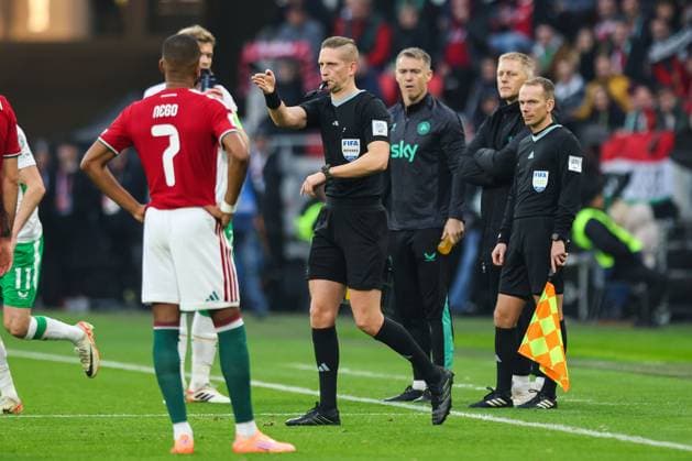 2026 FIFA World Cup, WM, Weltmeisterschaft, Fussball Qualifier Group F, Puskas ArÃ Espen EskÃ¢s awards Ireland a penalty after VAR check 16 11 2025  Copyright: x INPHO RyanxByrnex RB1_0884